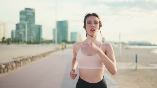 Junge Athletische Frau Mit Geflochtenem Zopf Trägt Beigefarbenes Sportoberteil Mit — Stockvideo