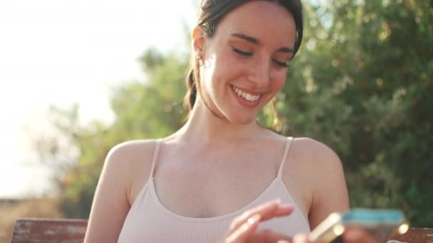 Clouse Menina Sorridente Com Trança Vestindo Top Esportes Bege Falando — Vídeo de Stock