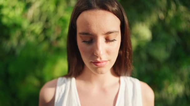 Junge Frau Mit Sommersprossen Und Dunklem Lockeren Haar Weißes Oberteil — Stockvideo