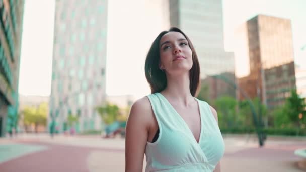 Una Joven Sonriente Con Pecas Cabello Oscuro Suelto Con Top — Vídeos de Stock