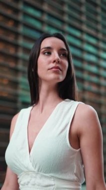 Çilli, koyu renk saçlı, beyaz bluzlu genç bir kadın caddede yürüyordu, etrafa bakıyordu. Modern şehir geçmişinde güzel bir kız.