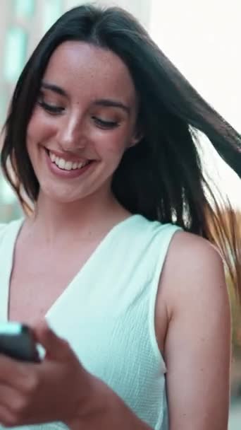 Vertical Video Krásná Usměvavá Žena Pihami Tmavými Vlasy Kráčí Ulicí — Stock video