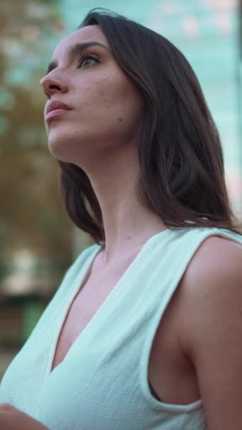 Çilli Koyu Renk Saçlı Beyaz Bluzlu Güzel Bir Kadın Bankta — Stok video