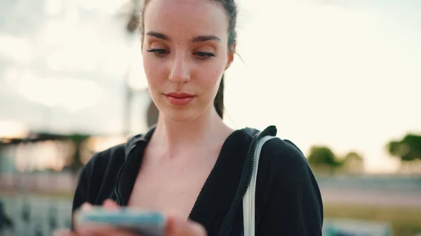 Mujer Joven Con Pecas Cola Caballo Larga Con Capucha Negra — Foto de Stock