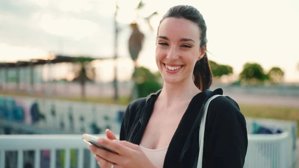 Mujer Joven Con Pecas Cola Caballo Larga Con Capucha Negra — Foto de Stock