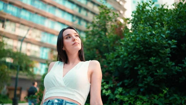 Young Woman Freckles Dark Loose Hair Wearing White Top Jeans — Stock Photo, Image