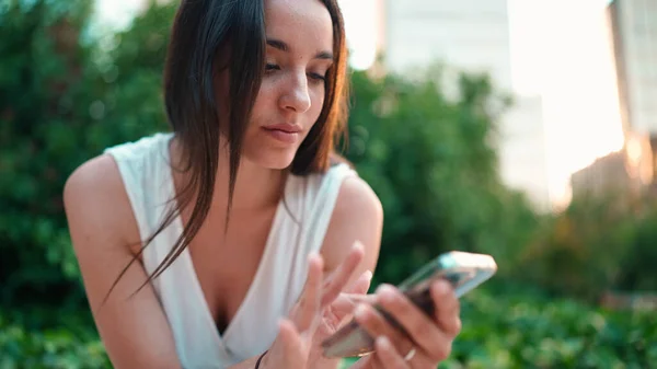 Aranyos Fiatal Szeplőkkel Sötét Laza Hajjal Fehér Felsőben Mobiltelefont Használ — Stock Fotó