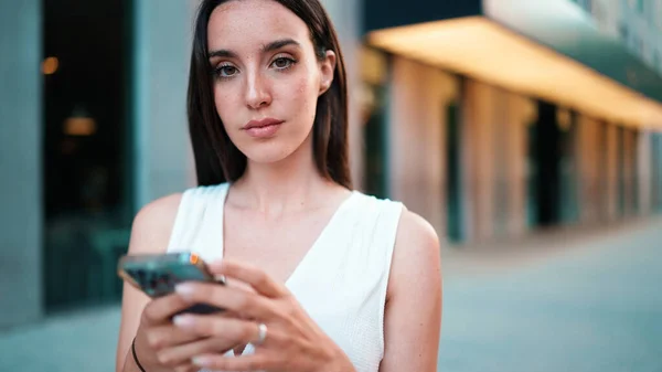 Hermosa Mujer Con Pecas Cabello Oscuro Suelto Con Parte Superior — Foto de Stock