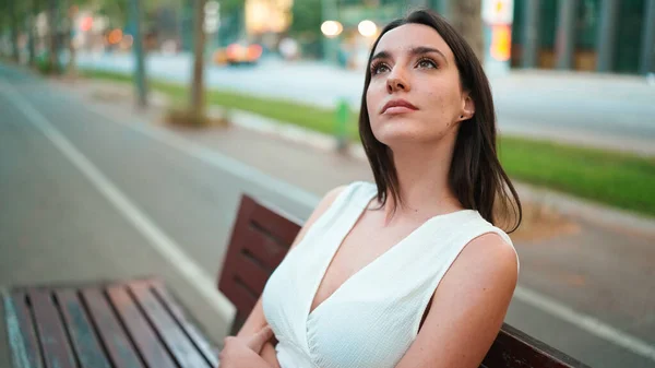 Beautiful Woman Freckles Dark Loose Hair Wearing White Top Sits — Stock Photo, Image