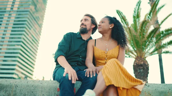 Primer Plano Feliz Pareja Interracial Sentada Puerto Primer Plano Familia —  Fotos de Stock