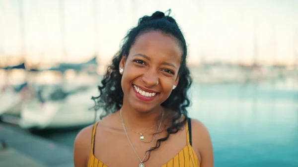 Retrato Cerca Una Chica Sonriente Con Pelo Rizado Largo Terraplén — Foto de Stock