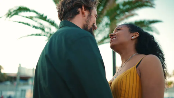 Primer Plano Hombre Mujer Comunican Felizmente Terraplén Primer Plano Una —  Fotos de Stock