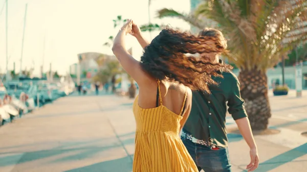 Primer Plano Joven Feliz Hombre Mujer Bailando Alegre Terraplén Fondo —  Fotos de Stock