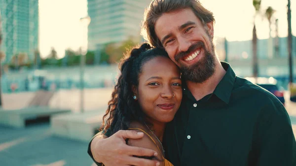 Limanda Mutlu Irklar Arası Bir Çiftin Yakın Plan Portresi Yakın — Stok fotoğraf