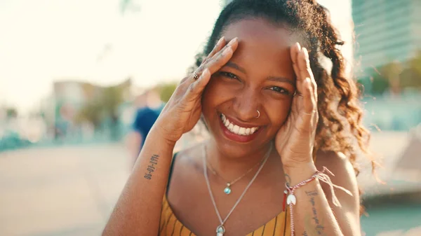 Retrato Cerca Una Mujer Sonriente Con Pelo Largo Rizado Sobre — Foto de Stock