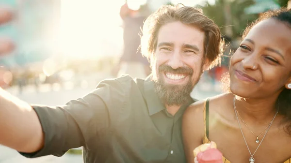 Primer Plano Pareja Interracial Sonriente Comiendo Helado Tomando Una Selfie —  Fotos de Stock