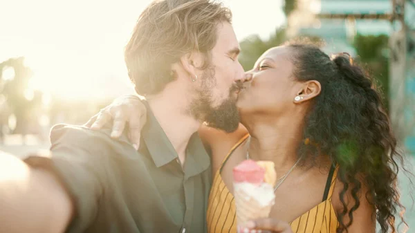 Primo Piano Sorridente Coppia Interrazziale Mangiare Gelato Prendere Selfie Sfondo — Foto Stock