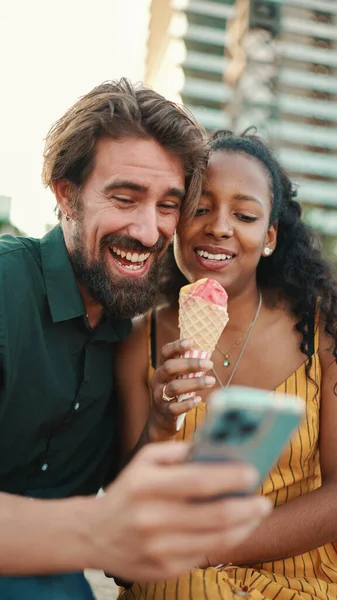 Akıllı Telefondan Video Izleyen Mutlu Bir Adam Gülümseyen Bir Kadının — Stok fotoğraf