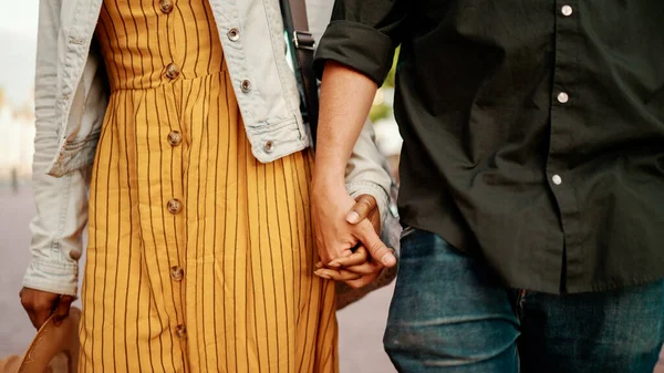 Primer Plano Hombre Mujer Caminan Tomados Mano Primer Plano Las — Foto de Stock