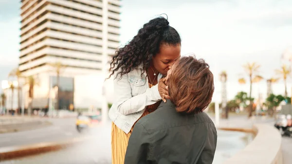 Birbirlerine Aşık Irklar Arası Bir Çiftin Yakın Çekimi Kadın Erkek — Stok fotoğraf