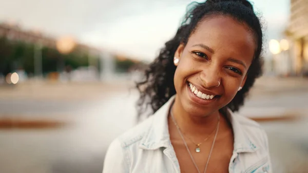 Retrato Cerca Una Joven Sonriente Con Pelo Largo Rizado Frente — Foto de Stock