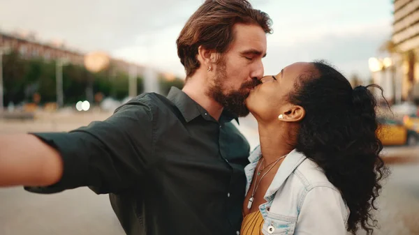 Gros Plan Couple Interracial Souriant Prenant Selfie Sur Fond Fontaine — Photo