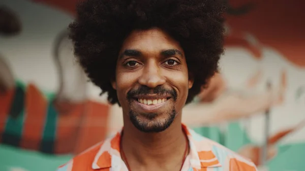 기사보기 아프리카 미국인 남성의 앞모습을 가까이 카메라를 도시의 배경에 미소를 — 스톡 사진