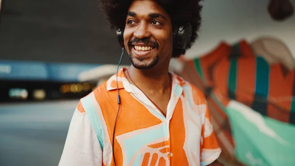 Großaufnahme Eines Fröhlichen Jungen Afroamerikaners Der Ein Hemd Trägt Musik — Stockfoto