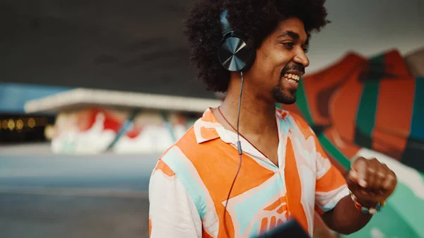 Närbild Glada Unga Afroamerikanska Mannen Bär Skjorta Lyssna Musik Hörlurar — Stockfoto