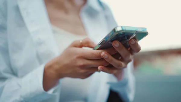 Primer Plano Mujer Joven Sostiene Teléfono Inteligente Sus Manos Desplaza —  Fotos de Stock