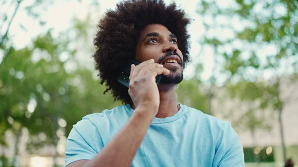 Närbild Ung Afroamerikansk Man Ljusblå Shirt Sitter Stadsparken Bänk Och — Stockfoto