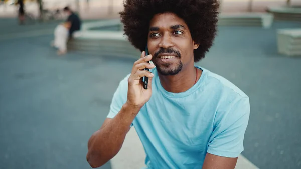 Närbild Ung Afroamerikansk Man Ljusblå Shirt Sitter Stadsparken Bänk Och — Stockfoto