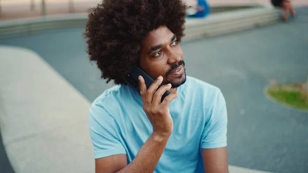 Nahaufnahme Junger Afroamerikanischer Mann Hellblauem Shirt Der Auf Einer Parkbank — Stockfoto