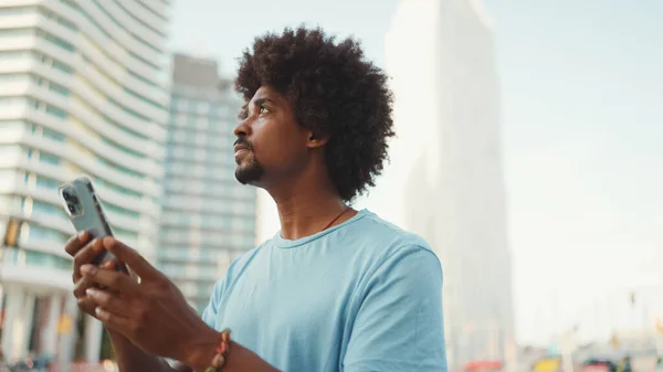 Nahaufnahme Porträt Eines Jungen Afroamerikanischen Mannes Hellblauem Shirt Der Sein — Stockfoto