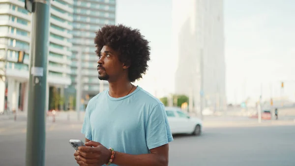 Närbild Porträtt Ung Afroamerikansk Man Ljusblå Shirt Med Hjälp Sin — Stockfoto