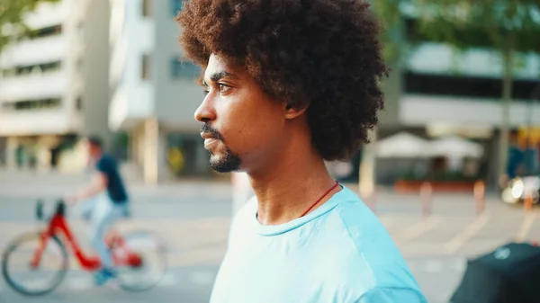 Närbild Ung Afroamerikansk Man Ljusblå Shirt Står Övergångsstället — Stockfoto