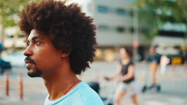 Närbild Ung Afroamerikansk Man Ljusblå Shirt Står Övergångsstället — Stockfoto