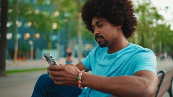 Großaufnahme Eines Jungen Afroamerikanischen Mannes Blauem Shirt Der Auf Einer — Stockfoto