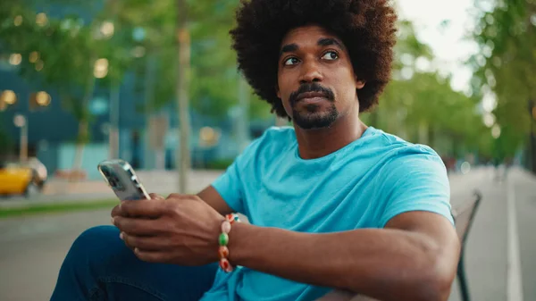 Närbild Ung Afroamerikansk Man Blå Shirt Sitter Parkbänk Och Talar — Stockfoto