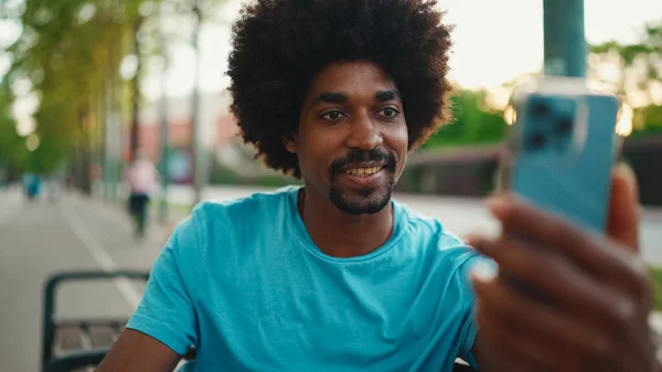 Großaufnahme Eines Jungen Afroamerikanischen Mannes Blauem Shirt Der Auf Einer — Stockfoto