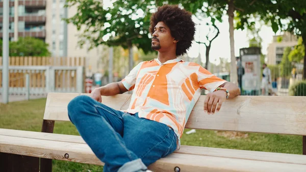 Großaufnahme Eines Jungen Afroamerikanischen Mannes Hemd Der Entspannt Auf Einer — Stockfoto