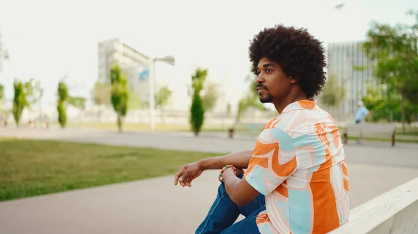 Primer Plano Del Joven Afroamericano Con Camisa Sentada Relajada Banco — Foto de Stock