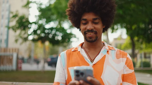 Närbild Unga Afroamerikanska Mannen Bär Skjorta Sitter Parkbänken Med Hjälp — Stockfoto