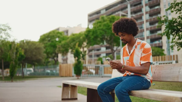 Großaufnahme Eines Jungen Afroamerikanischen Mannes Hemd Der Mit Seinem Smartphone — Stockfoto