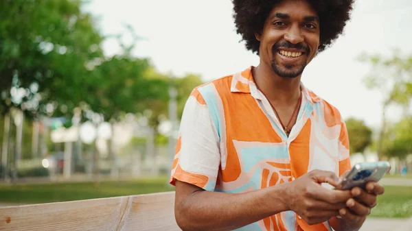 Närbild Porträtt Unga Afroamerikanska Mannen Bär Skjorta Sitter Parkbänken Med — Stockfoto