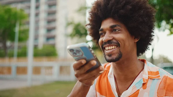 Großaufnahme Eines Jungen Afroamerikaners Hemd Der Mit Seinem Smartphone Auf — Stockfoto