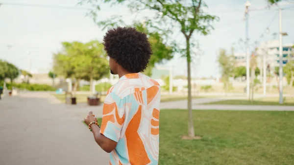 Gros Plan Jeune Afro Américain Portant Une Chemise Marchant Parlant — Photo