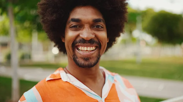 Nahaufnahme Eines Lächelnden Jungen Afroamerikaners Hemd Der Entspannt Auf Einer — Stockfoto