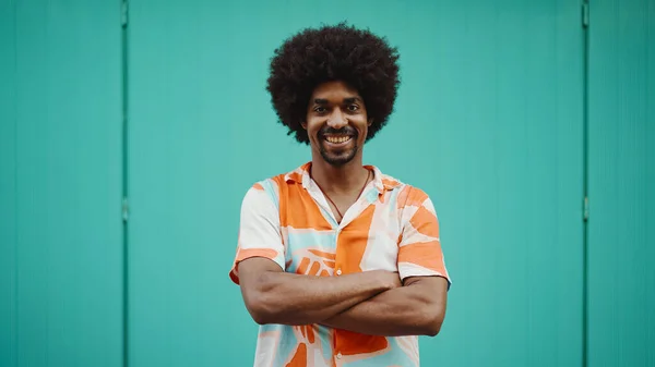 Nahaufnahme Des Frontalporträts Eines Fröhlichen Jungen Afroamerikaners Der Ein Hemd — Stockfoto