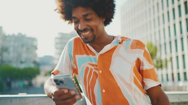 Nahaufnahme Junger Afroamerikanischer Mann Hemd Schreibt Sozialen Netzwerken Handy Über — Stockfoto